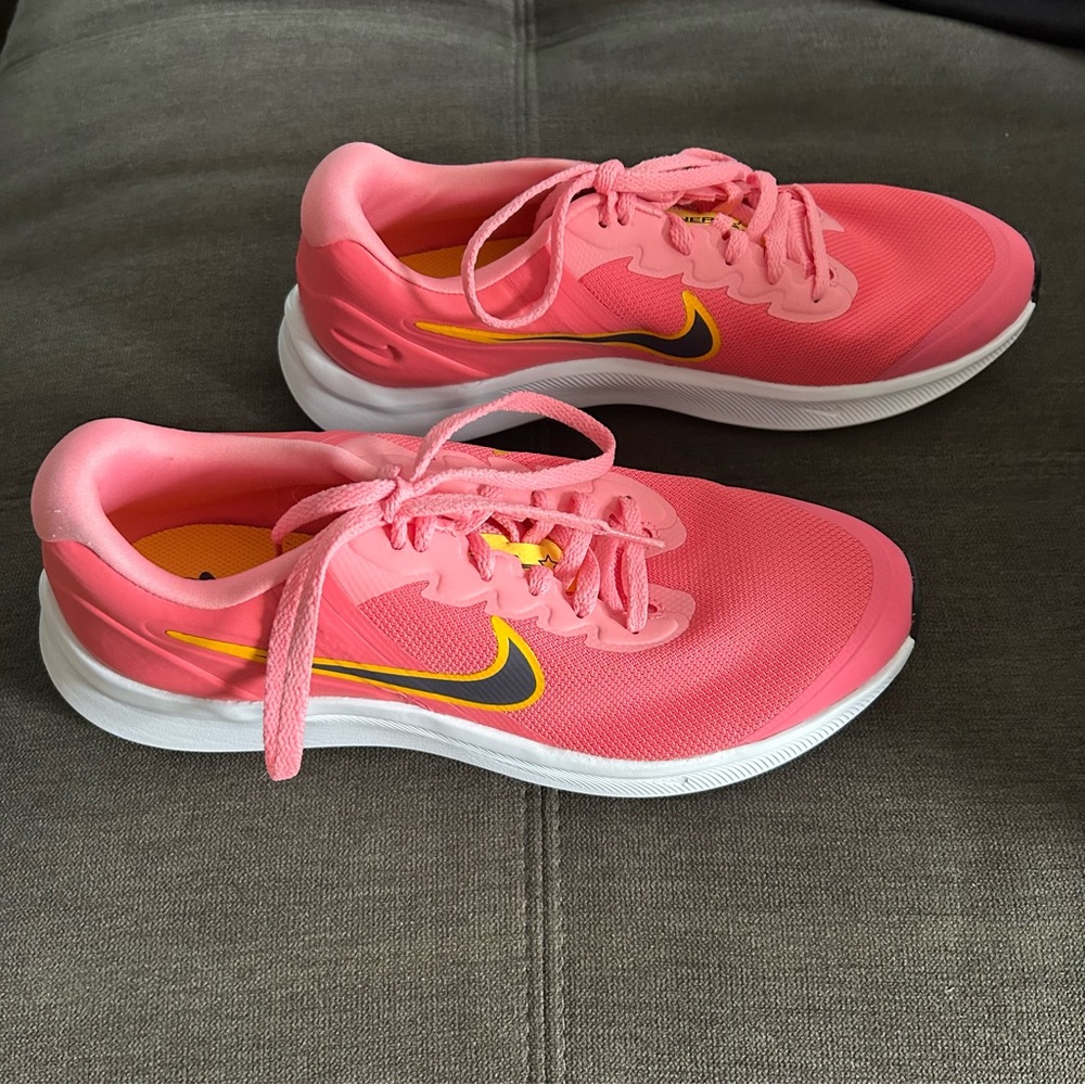 Nike - Star Runner 3 (GS) - (Size: 6.5 Youth) NEW WITH BOX (NO LID) Color: Coral